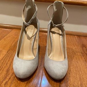 ➡️They call her Jenna. Karri blue, light grey suede heel.